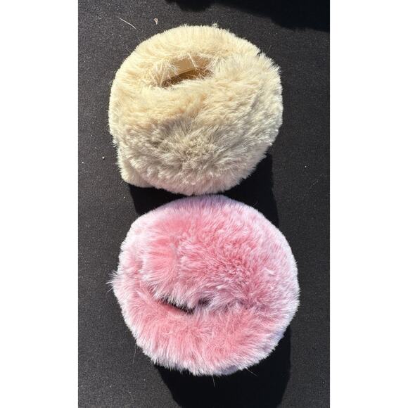 2 Rare Bath & Body Works Pom bac Holder Keychains Fluffy Soft Discontinued NWOT - Picture 3 of 8
